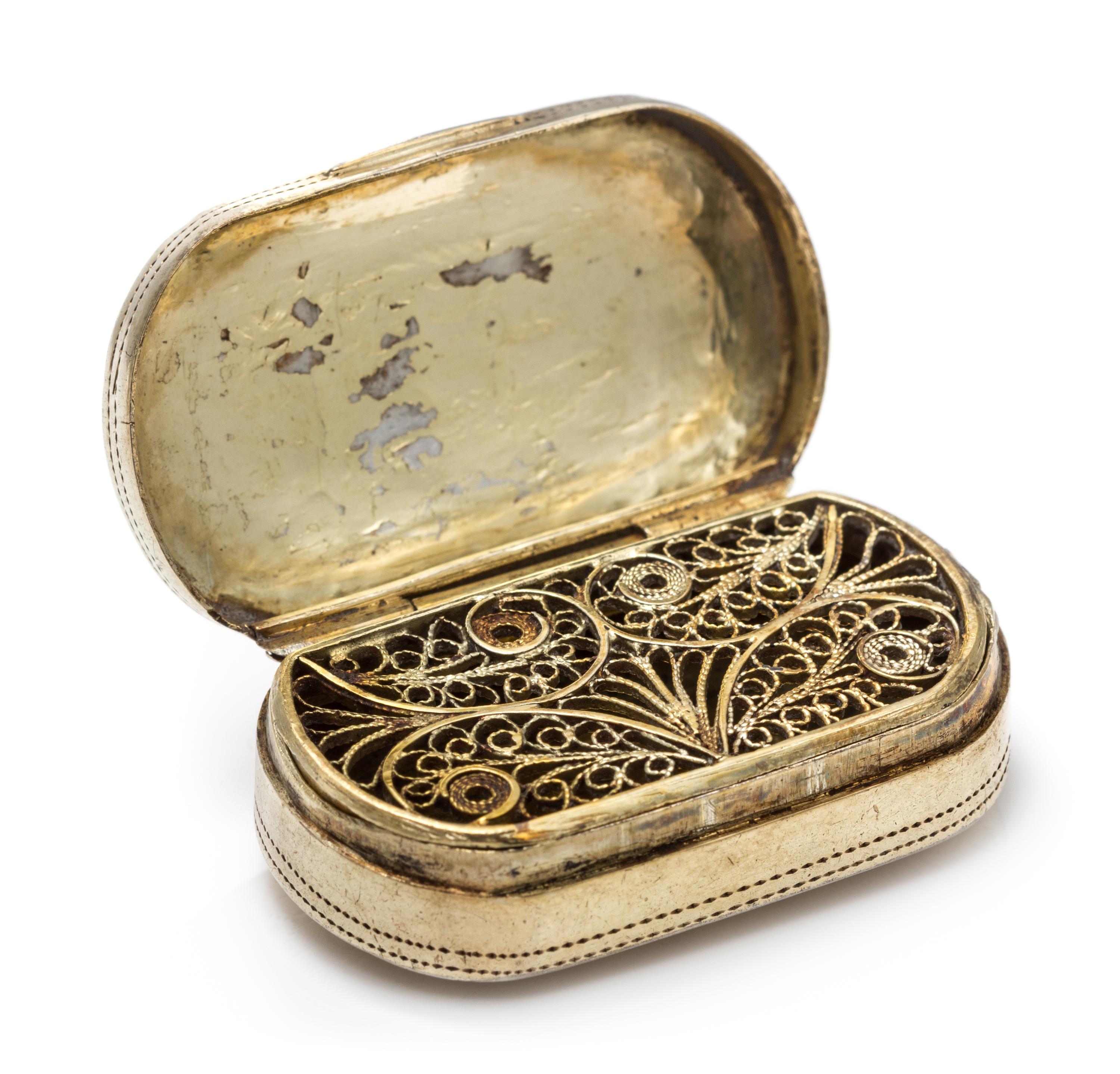 A George III Silver-Gilt Vinaigrette, Likely Samuel Pemberton, Birmingham, 1802, the lid engraved with foliate decoration.