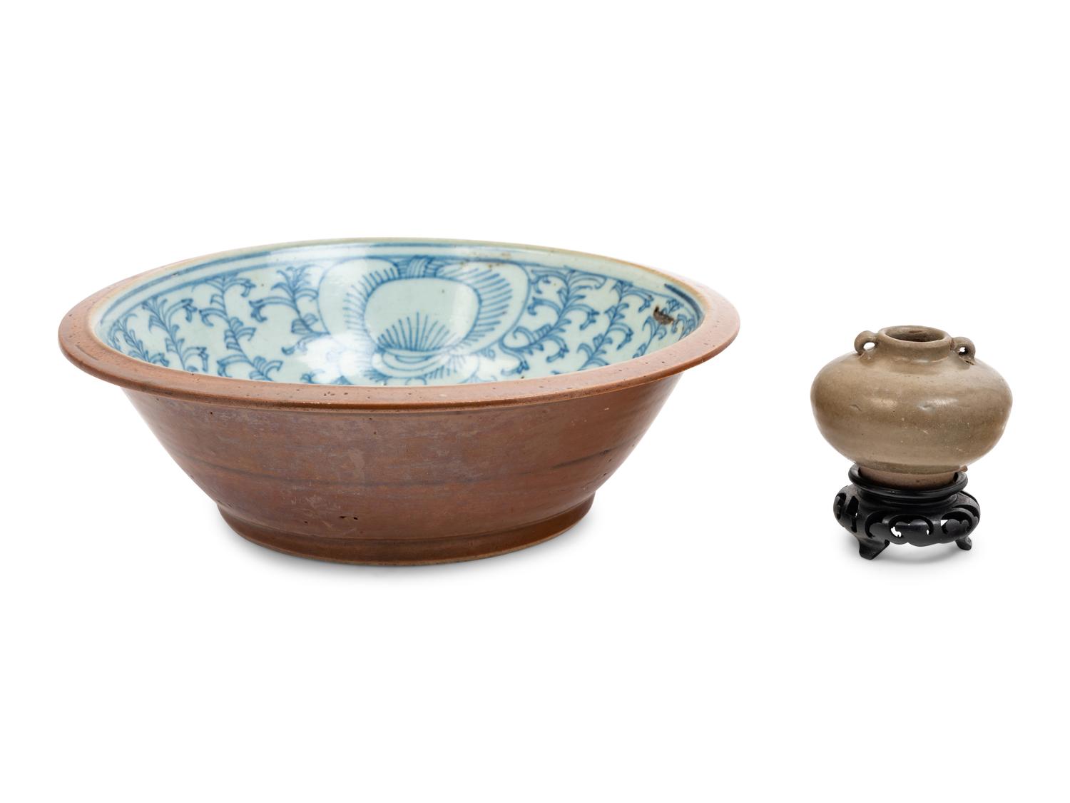 Two Chinese Export Porcelain Articles