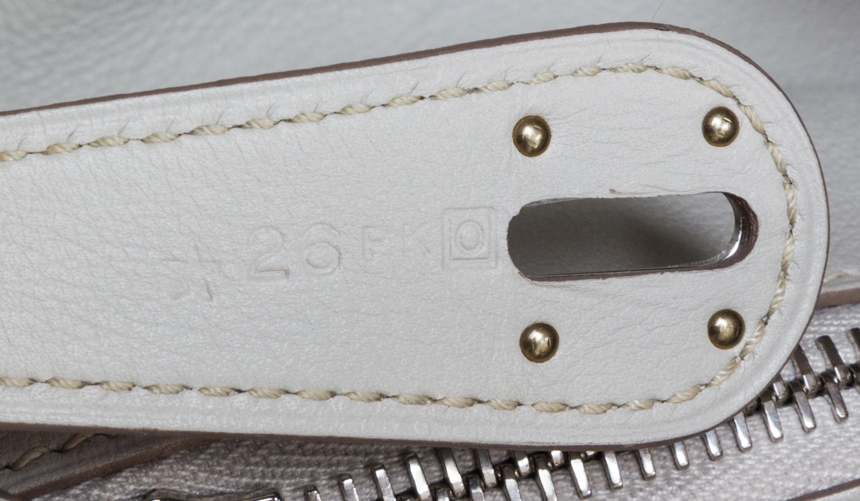 An Hermes Gris Pearle Swift Lindy 30 Handbag, 12" x 7.5" x 6.5".