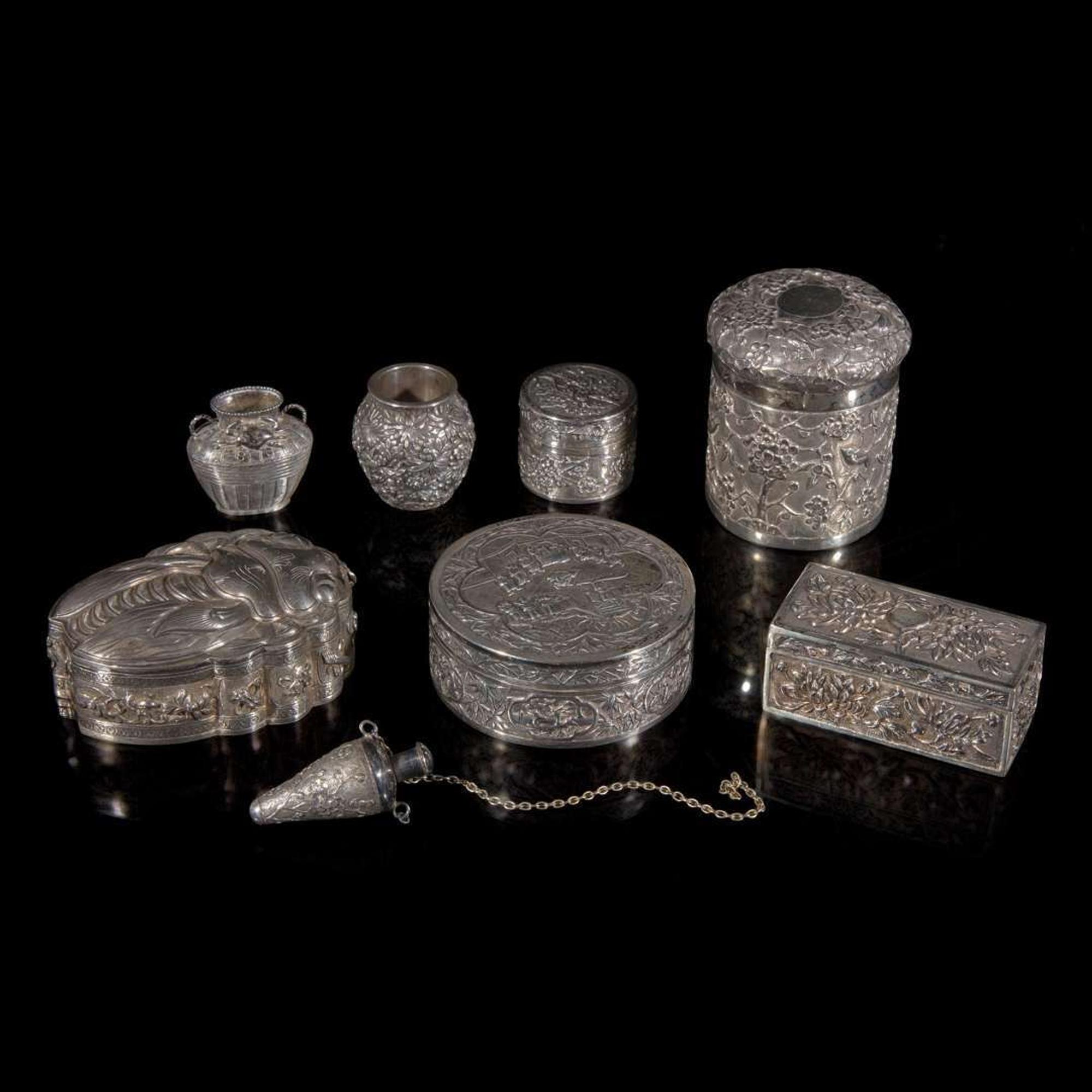 Eight assorted Chinese and Japanese export silver boxes and small vases 中國日本銀器一組八件 Late 19th to early 20th century ???????????
