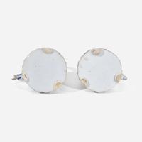 An associated pair of Chinese blue and white porcelain teapots and covers 青花带盖茶壶 或为一对 Kangxi period ???