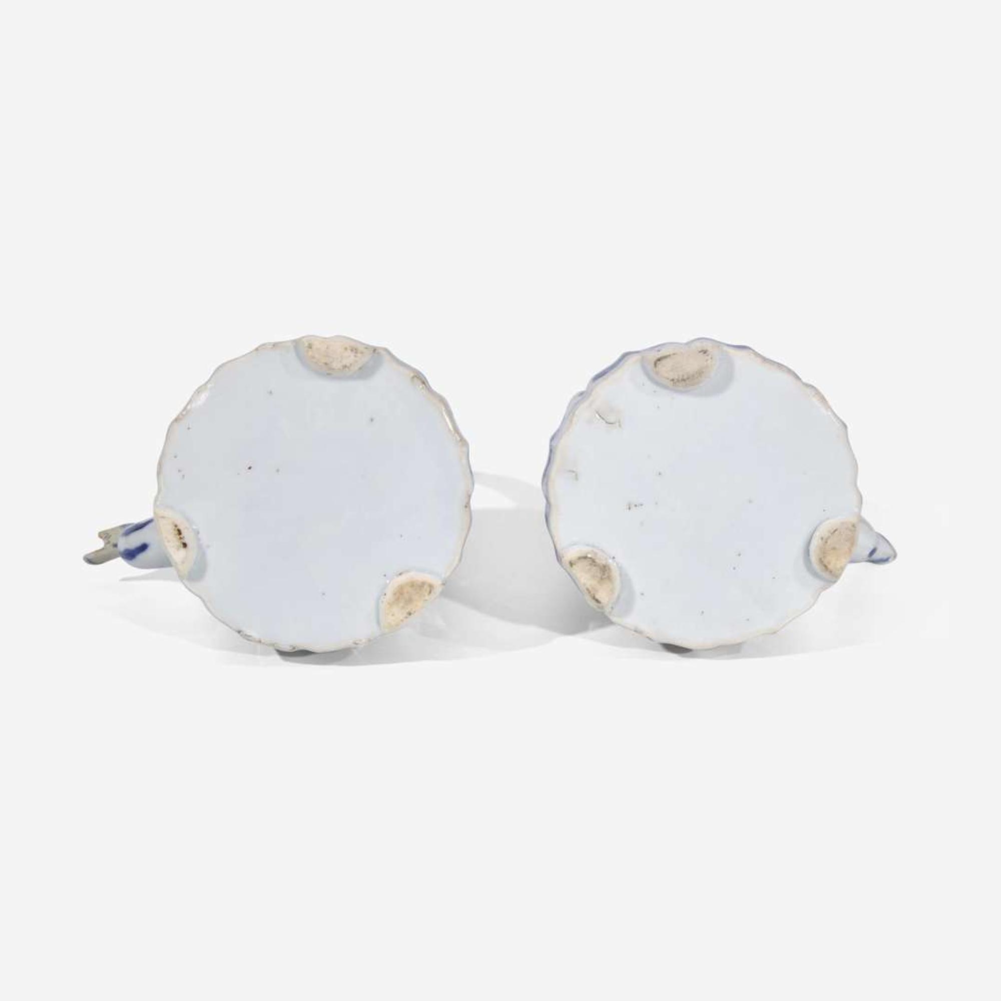 An associated pair of Chinese blue and white porcelain teapots and covers 青花带盖茶壶 或为一对 Kangxi period ???