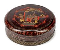 A Chinese Export Porcelain Serving Dishes Contained in a Lacquered Circular Box