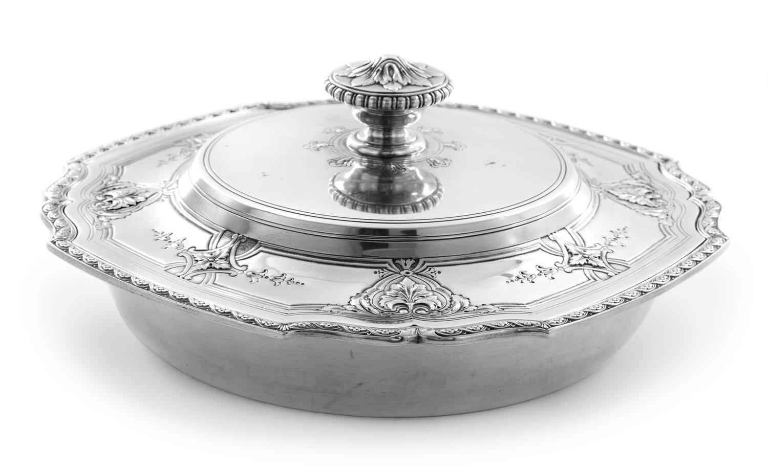 An American Covered Serving Dish, Tiffany & Co., New York, NY, Early 20th Centry, the lid having a foliate and gadrooned handle above a
