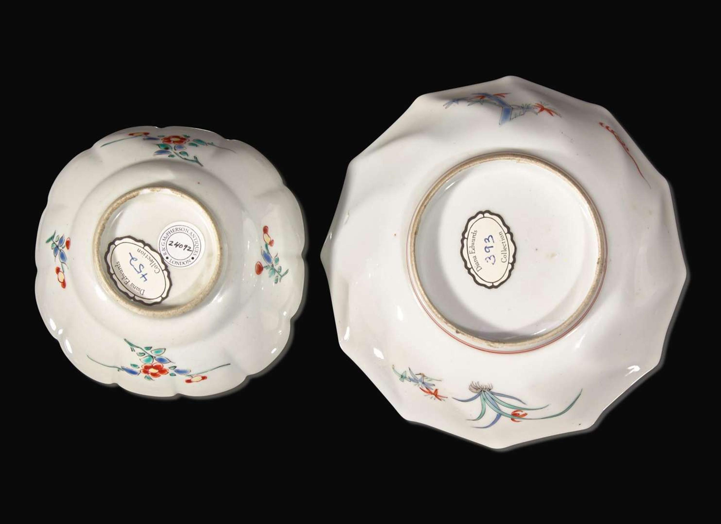 Two Japanese Kakieman palette shaped porcelain bowls, circa 1700-1725 日本柿右衛門式盌兩隻 約1700至1725年