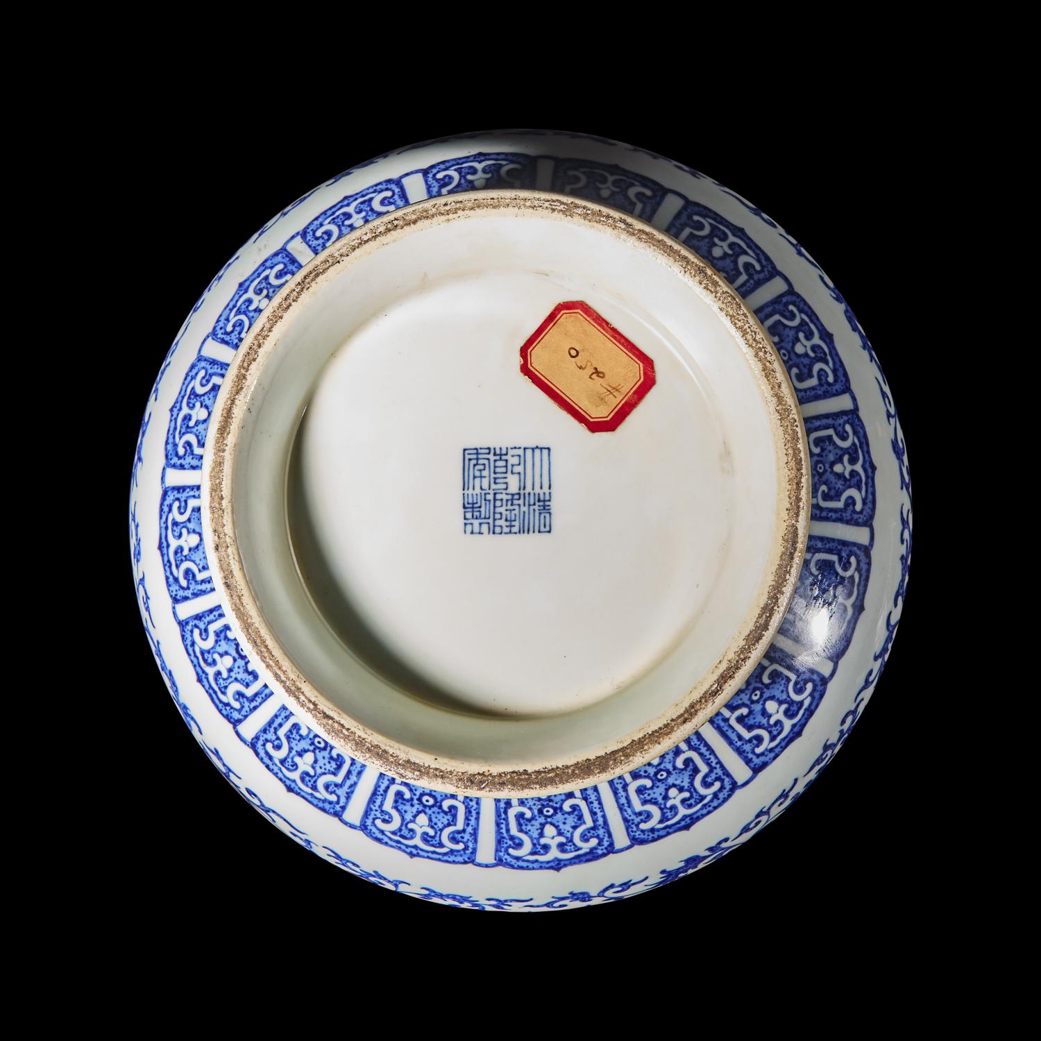 A Large Chinese Blue and White Porcelain Vase, 20th Century 近代 青花纏枝蓮紋雙耳瓶