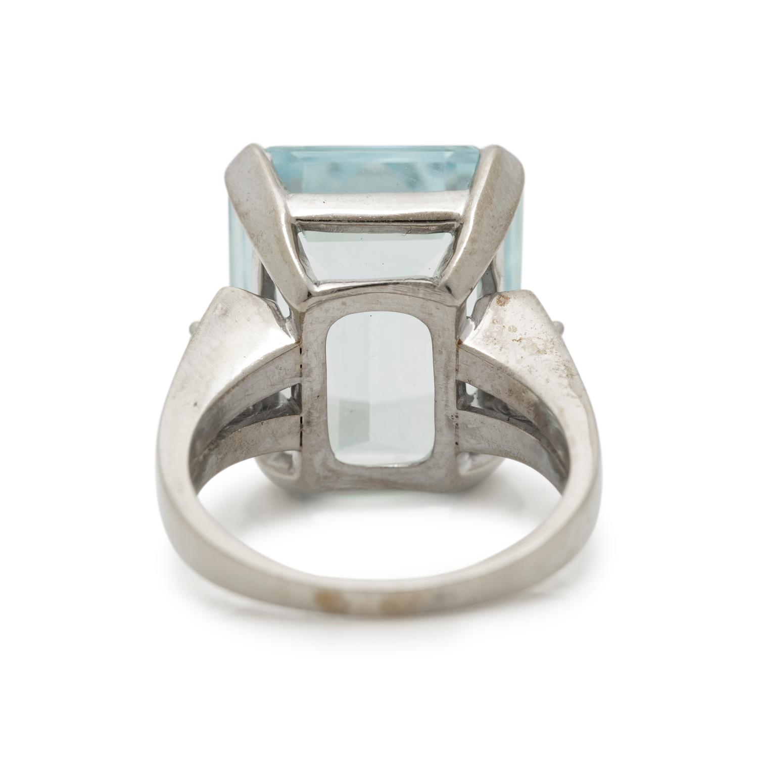 AQUAMARINE AND DIAMOND RING