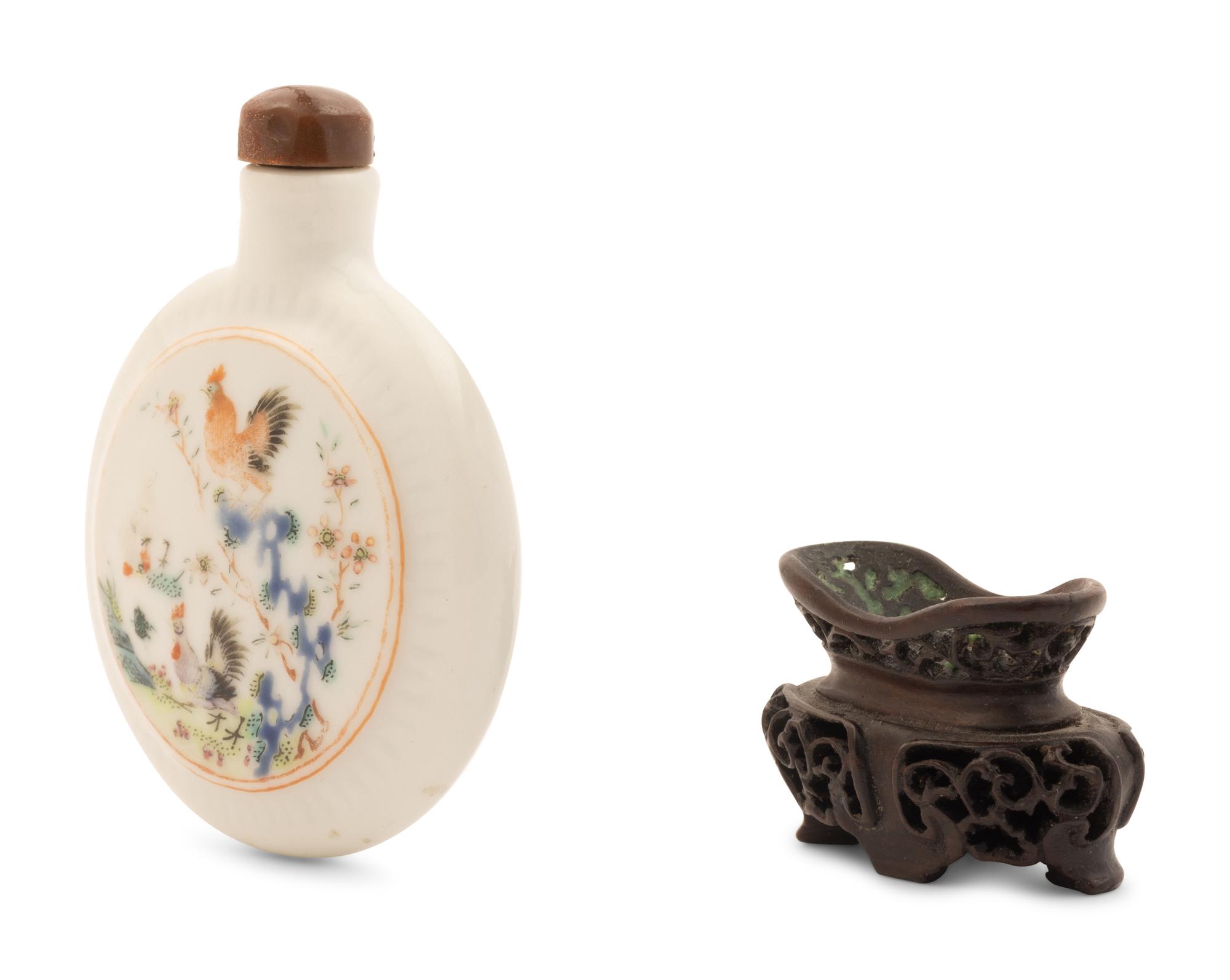 A Chinese Famille Rose Porcelain Snuff Bottle