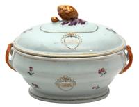 A Chinese Export Porcelain Lidded Tureen Width 10 3/4 inches. — EARLY 19TH CENTURY