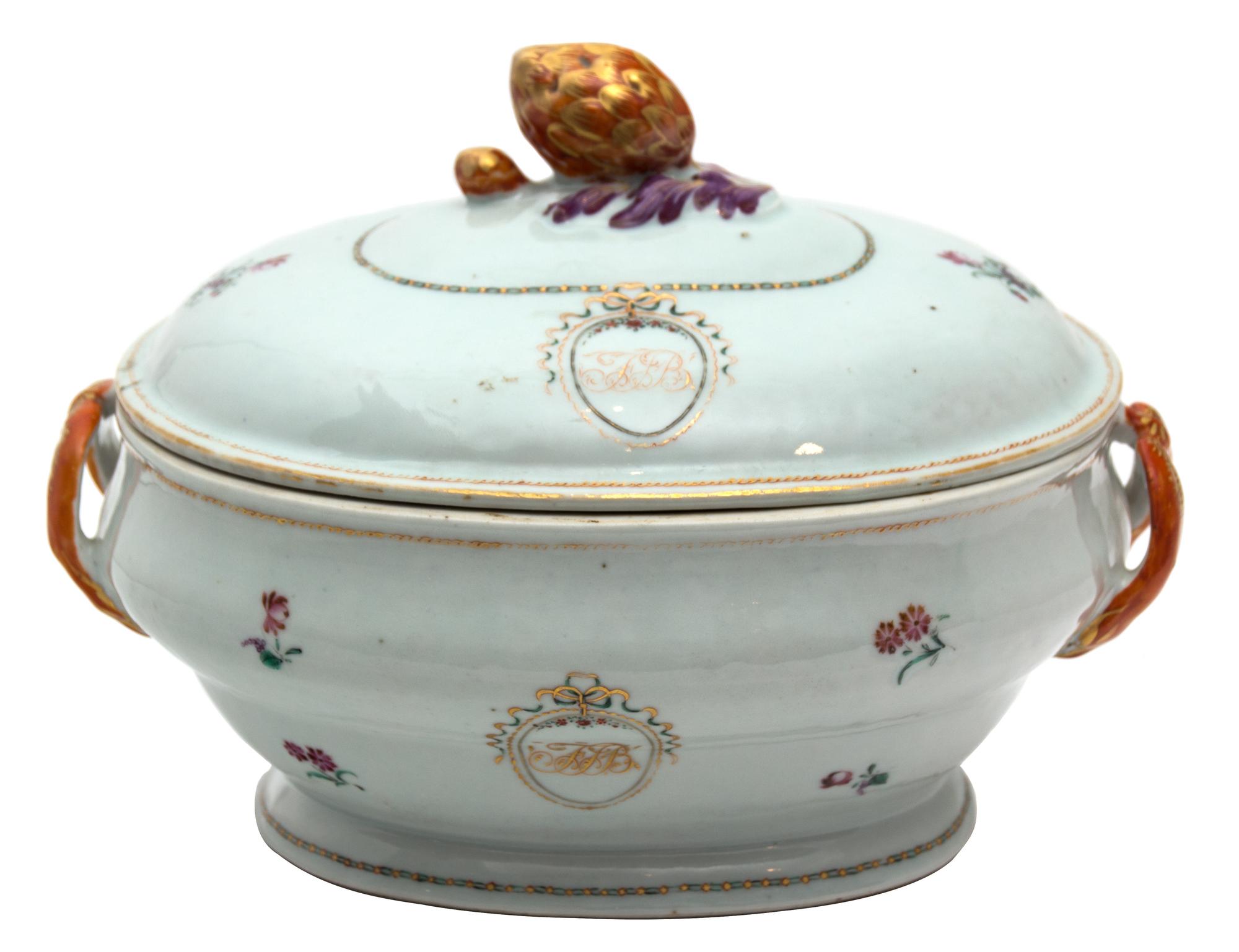 A Chinese Export Porcelain Lidded Tureen Width 10 3/4 inches. — EARLY 19TH CENTURY