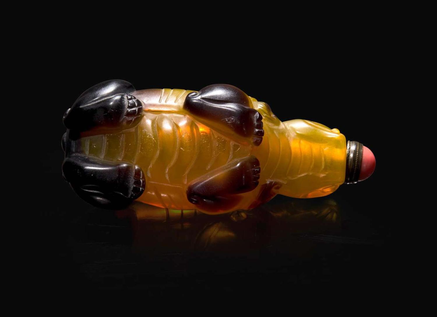 An unusual Chinese carved opalescent yellow and brown glass "Bixie" snuff bottle 棕黃琉璃辟邪鼻煙壺