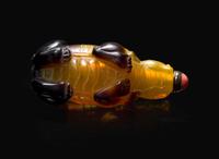 An unusual Chinese carved opalescent yellow and brown glass "Bixie" snuff bottle 棕黃琉璃辟邪鼻煙壺