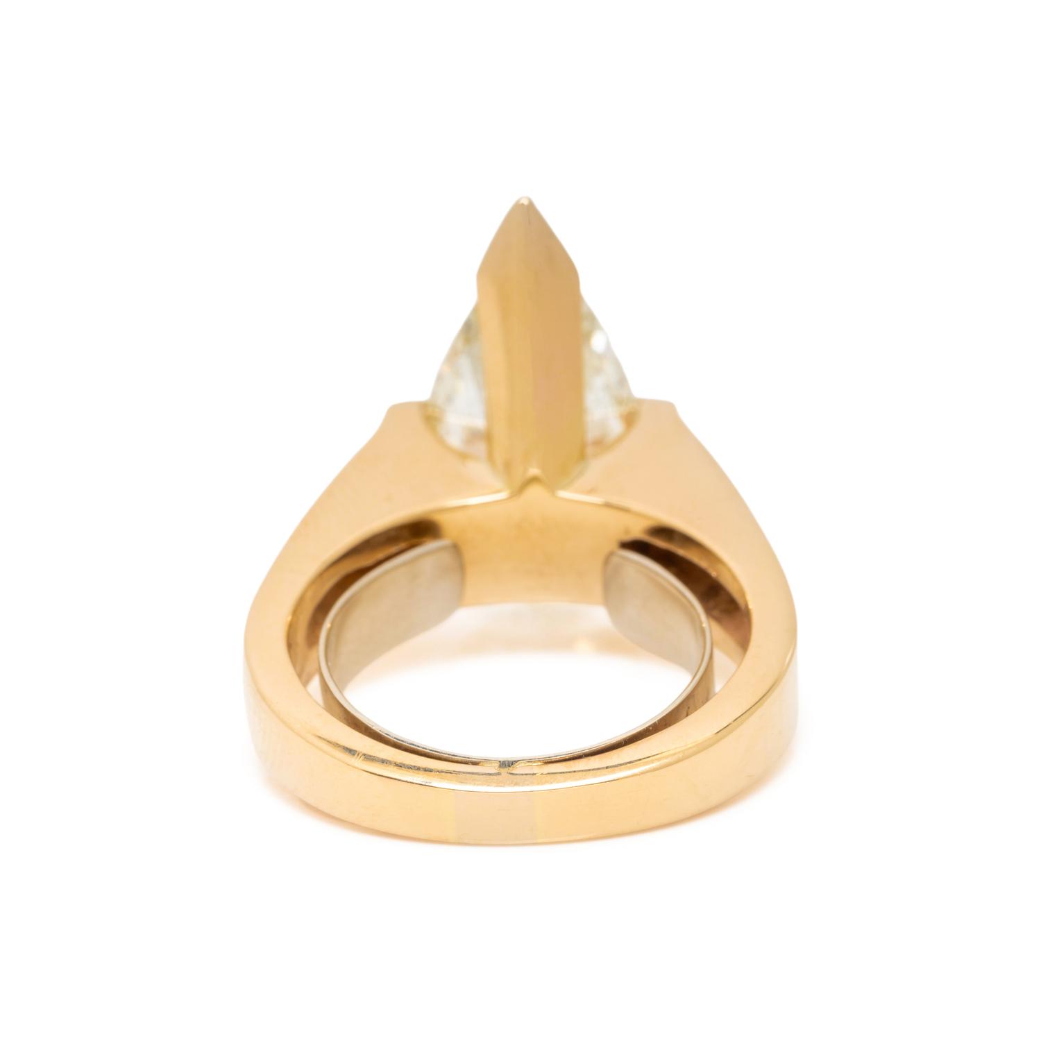 DIAMOND AND YELLOW GOLD RING