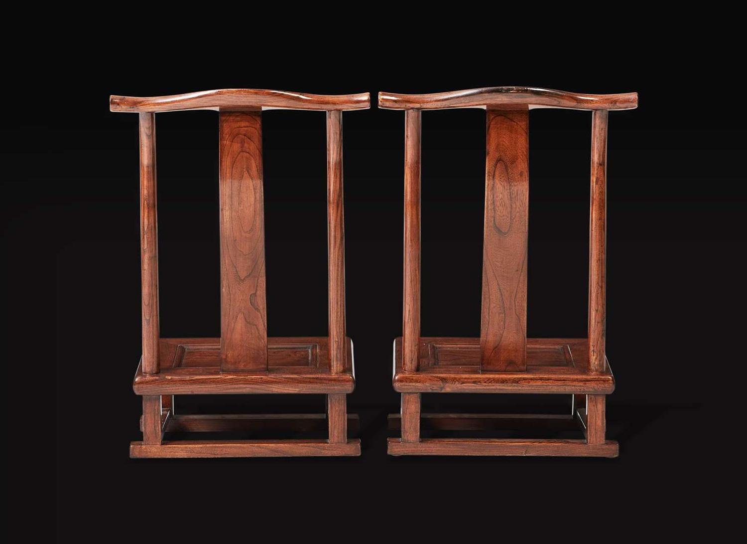A pair of elm low chairs 榆木矮凳一對