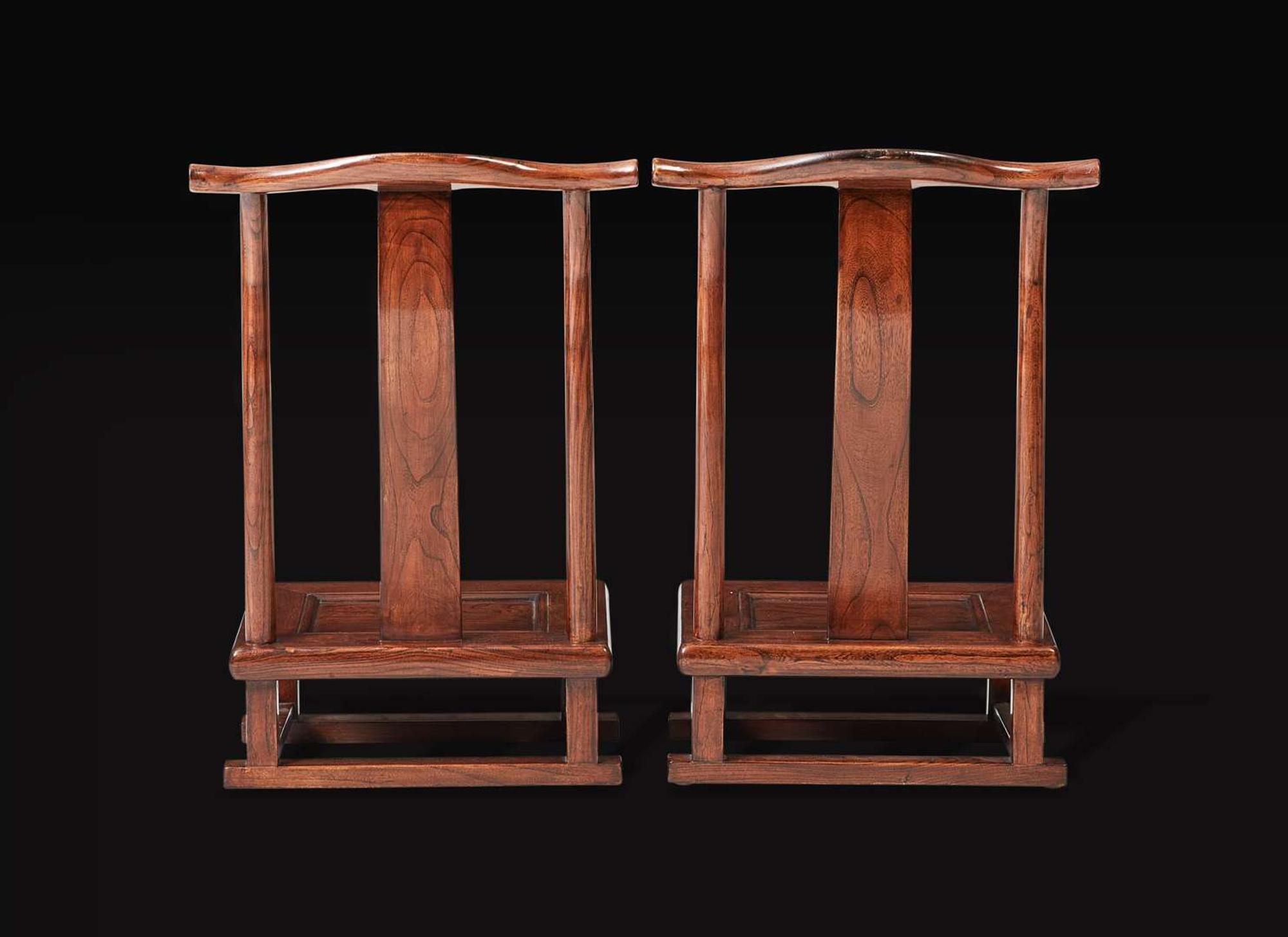 A pair of elm low chairs 榆木矮凳一對