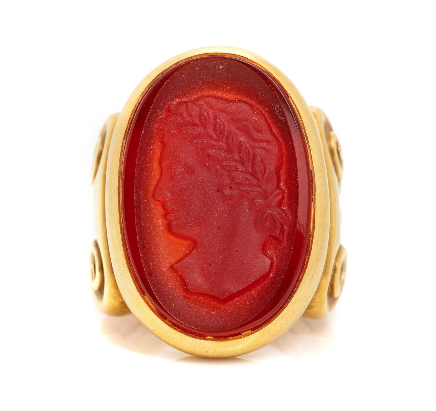 A Yellow Gold and Glass Cameo Ring,