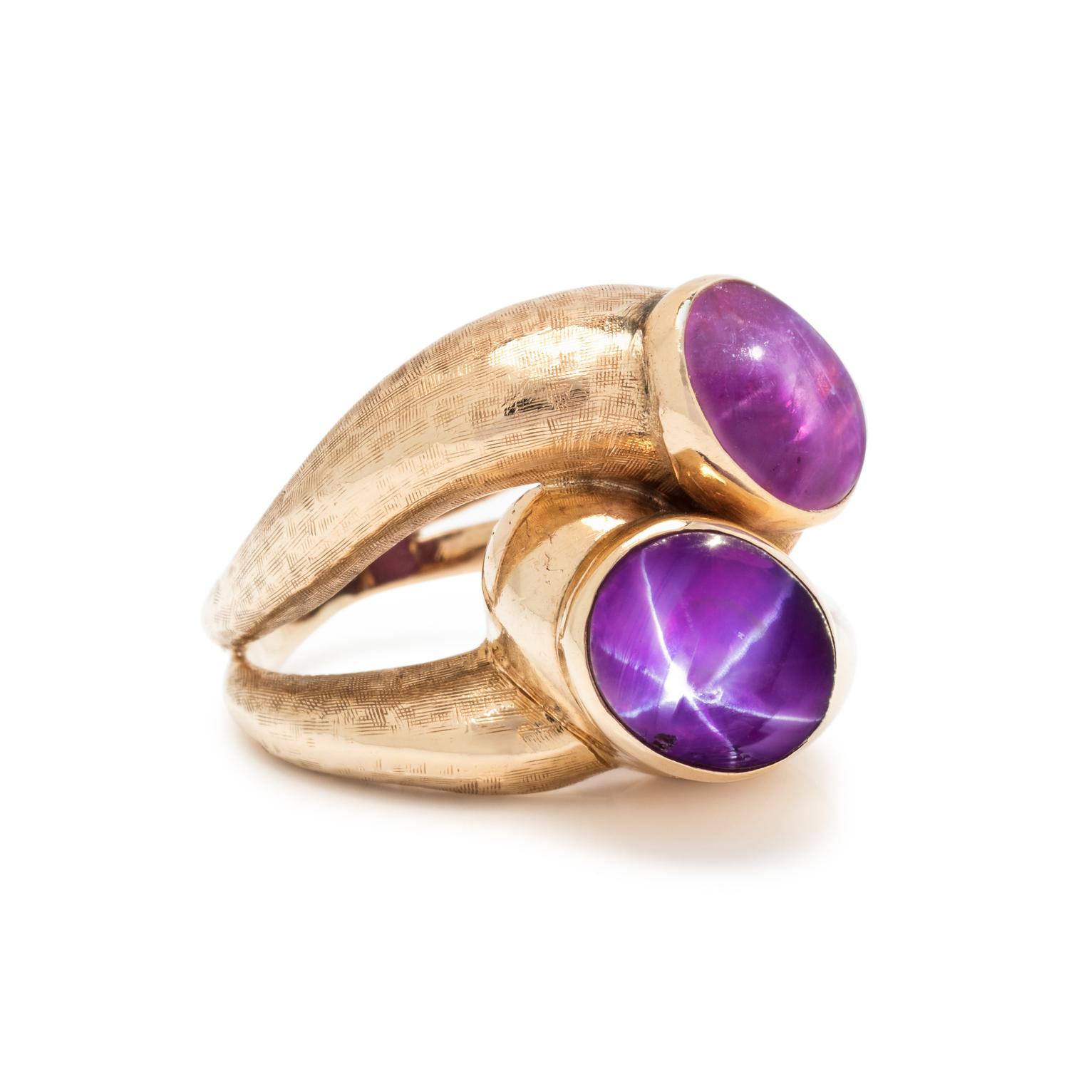 YELLOW GOLD AND STAR SAPPHIRE RING