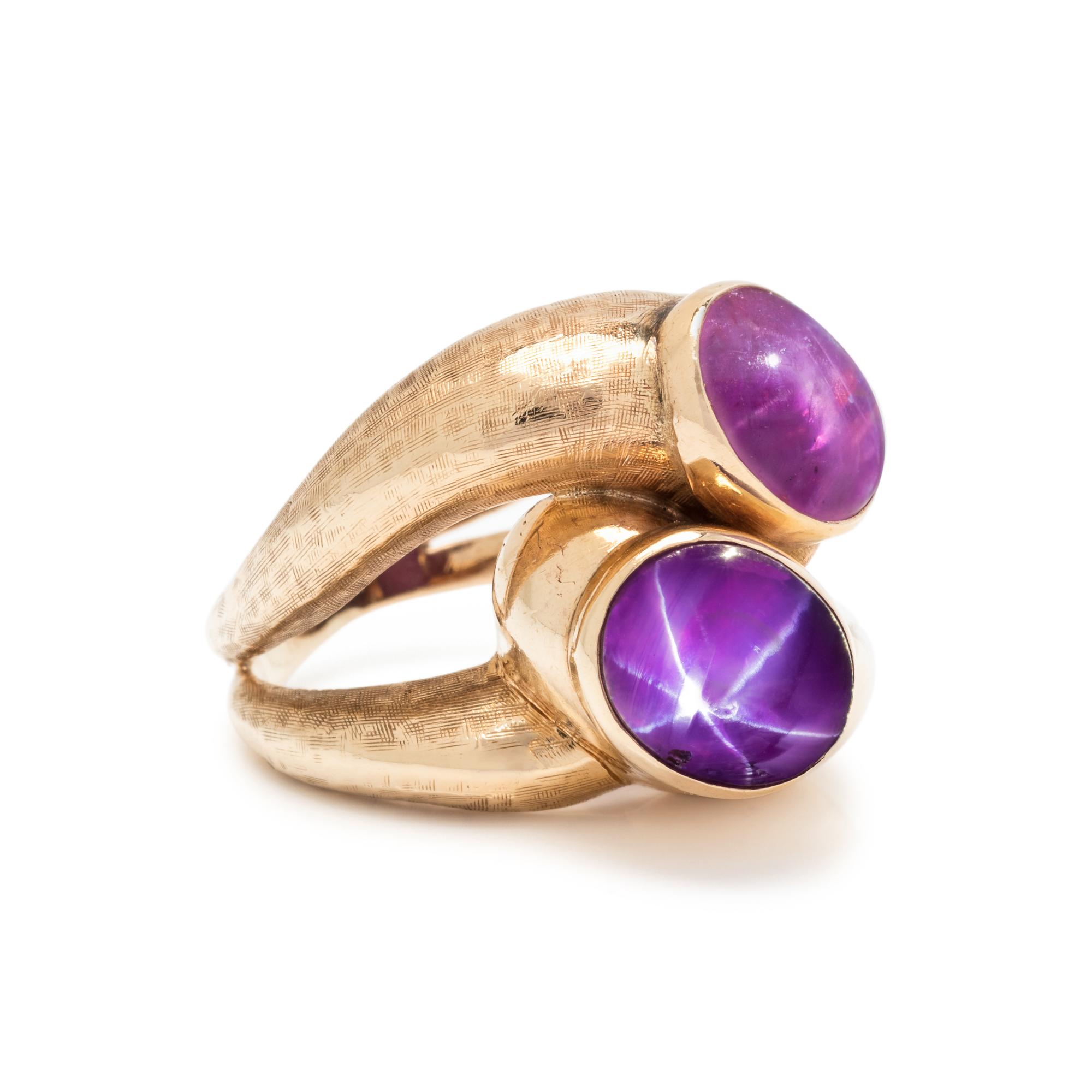 YELLOW GOLD AND STAR SAPPHIRE RING