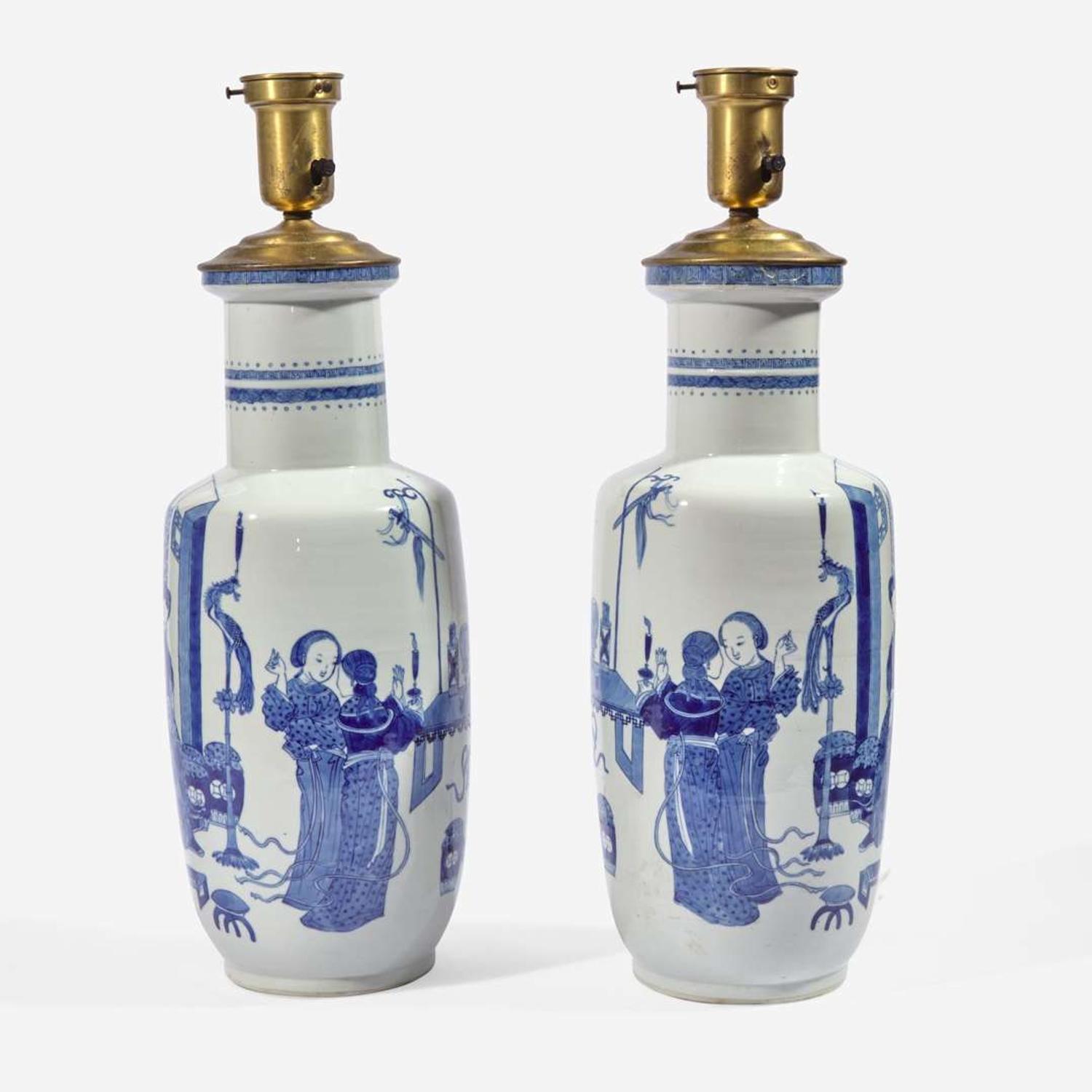 A mirrored pair of Chinese blue and white porcelain rouleau vases, mounted as lamps 青花人物纸槌瓶改装台灯一对 the porcelain late 19th/early 20th century ?????????????