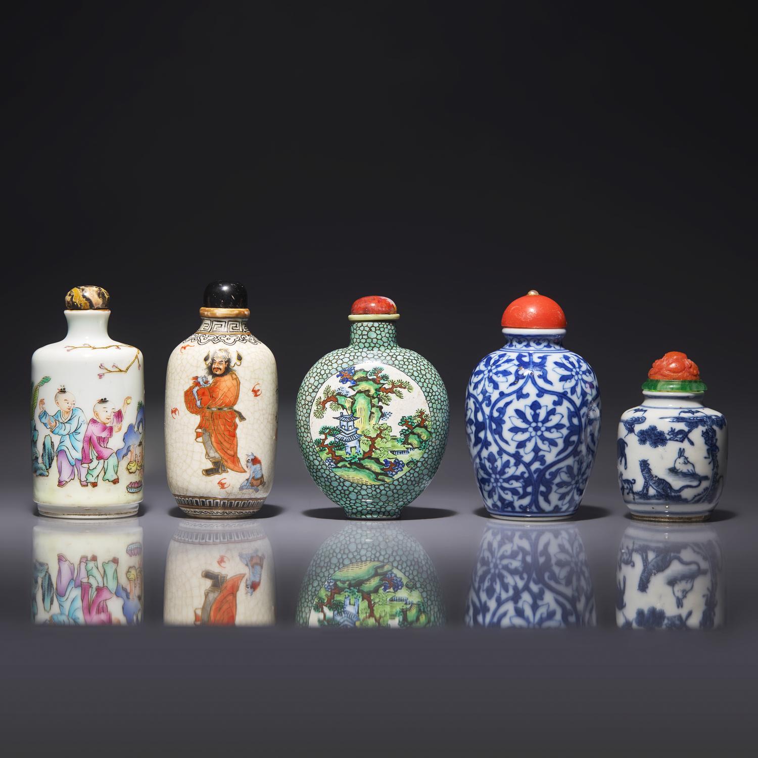 Five Chinese Porcelain and Stoneware Snuff Bottles 瓷鼻烟壺五支