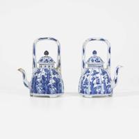 An associated pair of Chinese blue and white porcelain teapots and covers 青花带盖茶壶 或为一对 Kangxi period ???