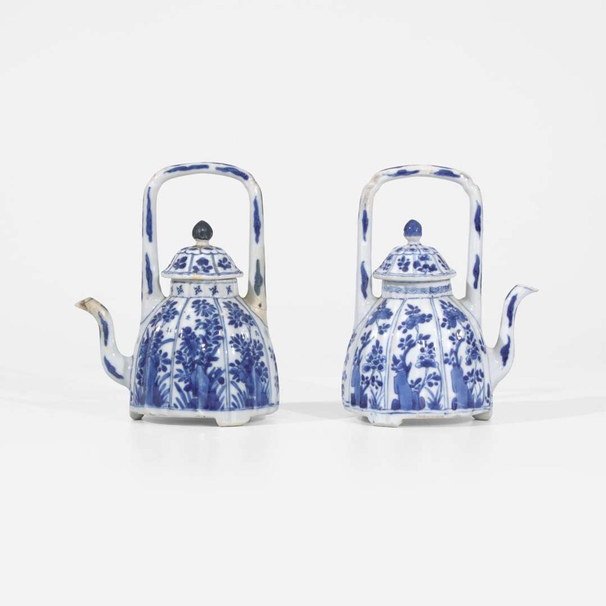 An associated pair of Chinese blue and white porcelain teapots and covers 青花带盖茶壶 或为一对 Kangxi period ???