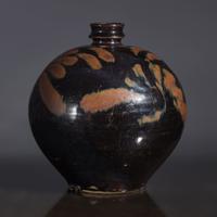 A Chinese Cizhou Black Glazed Globular Jar, Jin/Yuan Dynasty — 金/元 磁州窯黑釉鐵鏽花嘟噜瓶