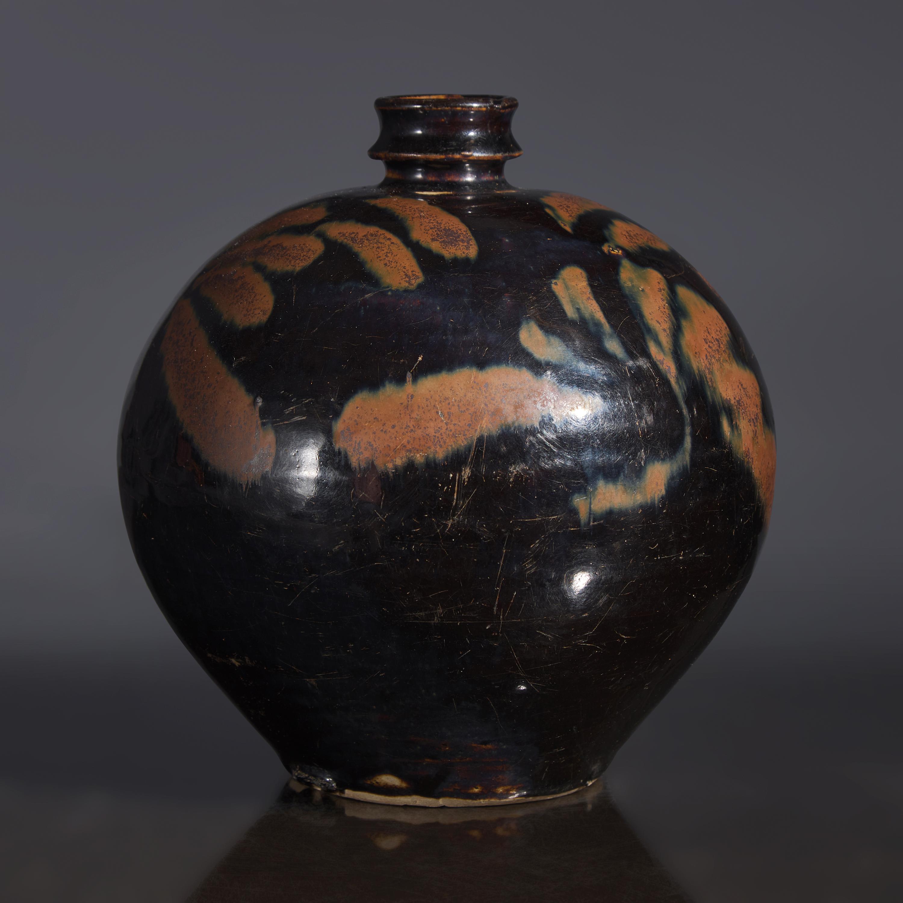 A Chinese Cizhou Black Glazed Globular Jar, Jin/Yuan Dynasty — 金/元 磁州窯黑釉鐵鏽花嘟噜瓶