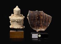 A Thai stucco head of a guardian and a large Thai vessel fragment, 14th-15th century 暹羅石灰岩雕及陶片 十四至十五世紀
