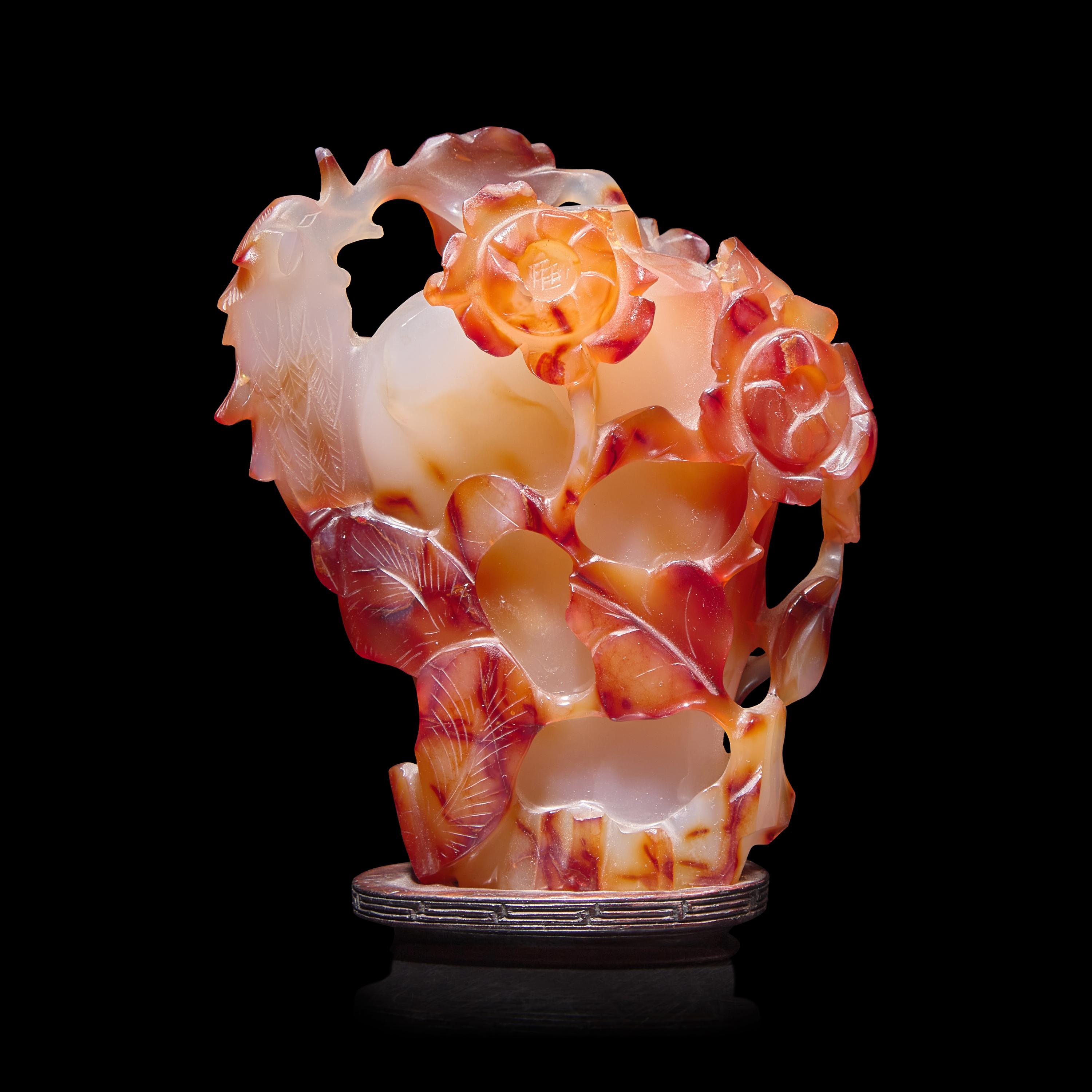 A Chinese Agate Vase, 20th Century 近代 俏雕瑪瑙花插