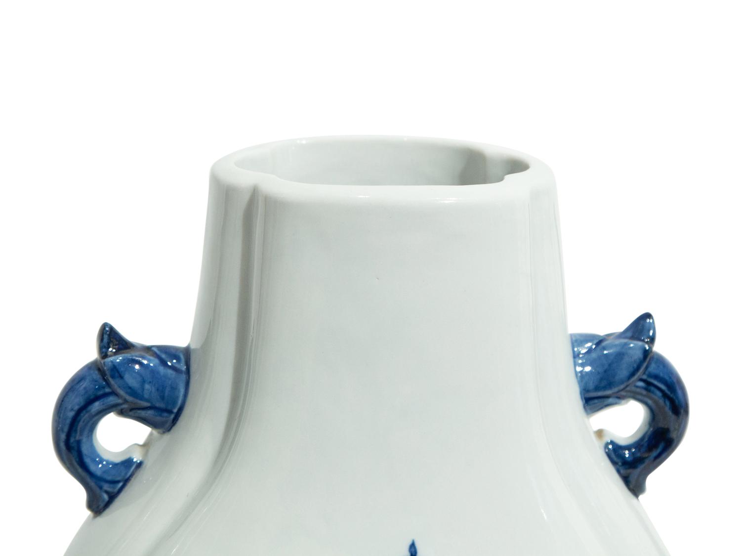 A Pair of Chinese Export Porcelain Vases