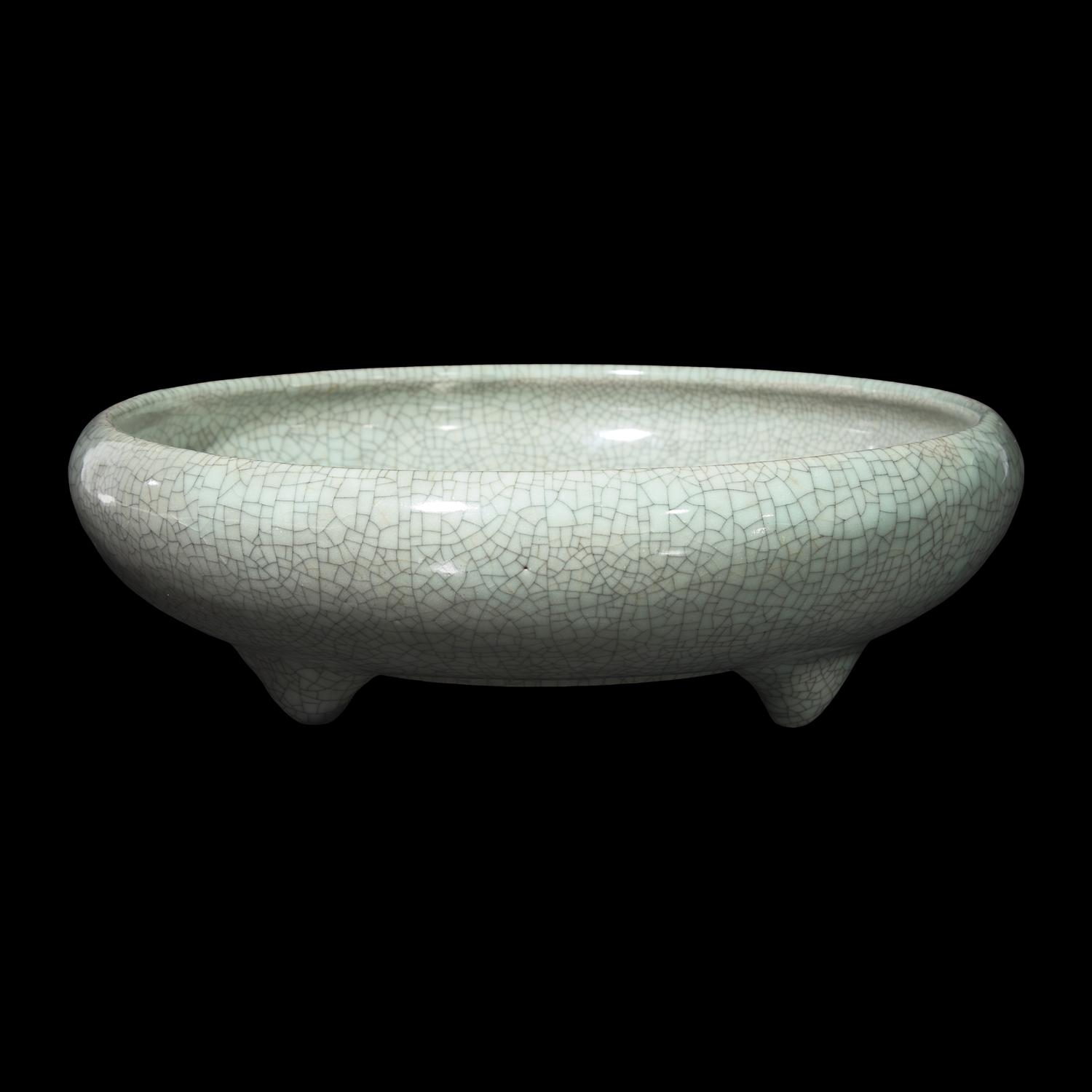A Chinese Crackle-Glazed Shallow Censer, Late Qing Dynasty-Republic Period 晚清-民國 哥釉盤