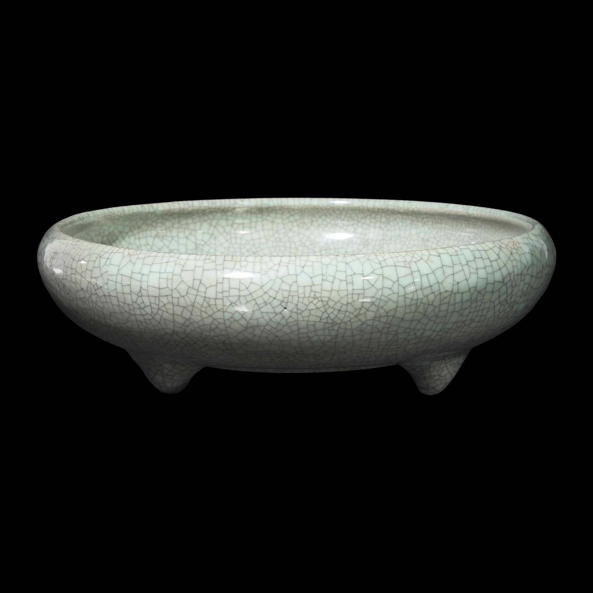 A Chinese Crackle-Glazed Shallow Censer, Late Qing Dynasty-Republic Period 晚清-民國 哥釉盤