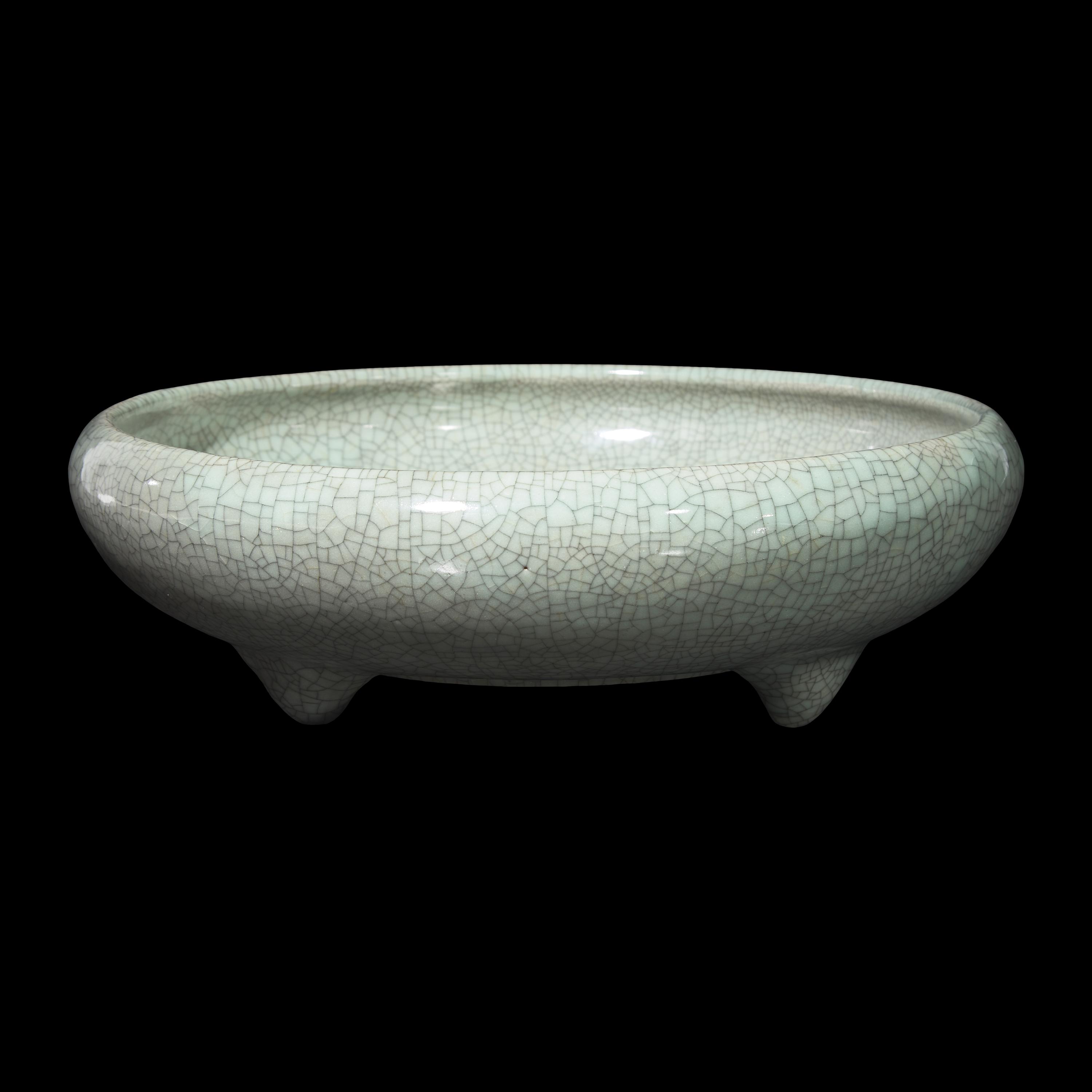 A Chinese Crackle-Glazed Shallow Censer, Late Qing Dynasty-Republic Period 晚清-民國 哥釉盤