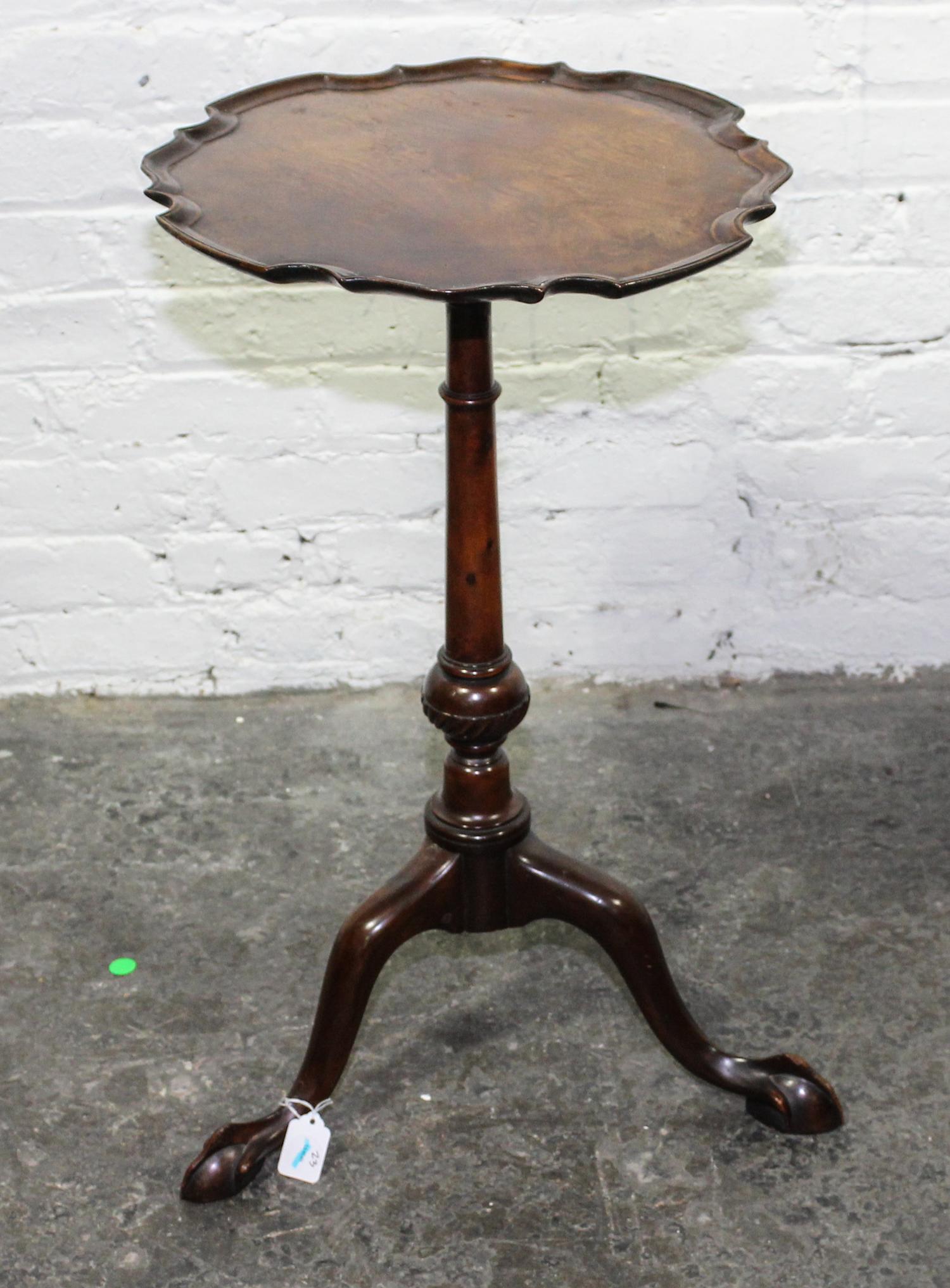 An American Walnut Candle Stand Height 25 1/2 x width 14 3/5 x depth 15 inches. — 19TH CENTURY