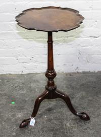 An American Walnut Candle Stand Height 25 1/2 x width 14 3/5 x depth 15 inches. — 19TH CENTURY