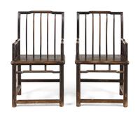 A Pair of Chinese Lacquered Hardwood Armchairs, Shubeiyi, 20th Century — 近代 硬木梳背扶手椅一對