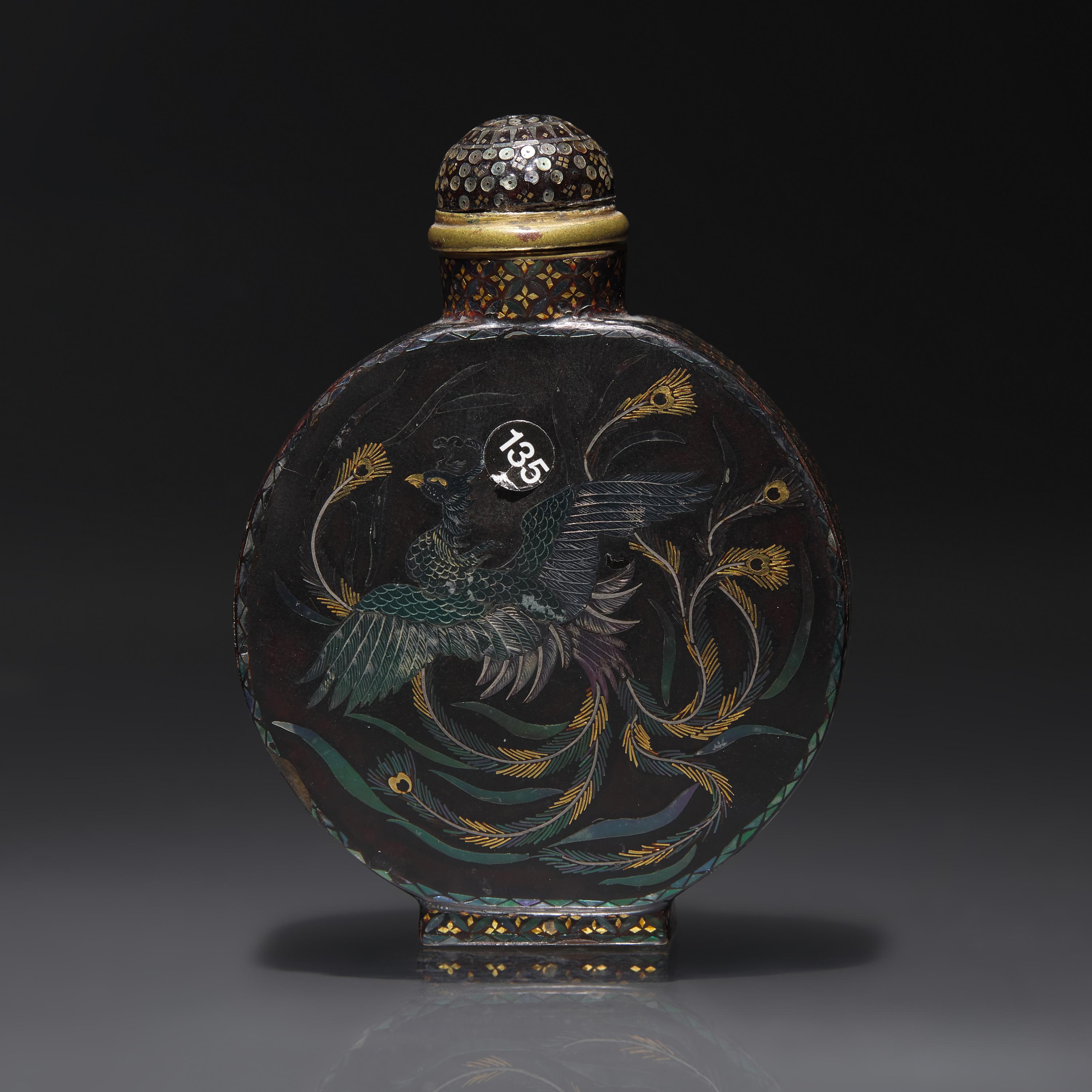 A Lac-Burgaute "Phoenix" Snuff Bottle, Circa 1854-1920 — 1854-1920年 日本黑漆嵌螺鈿鳳紋鼻煙壺