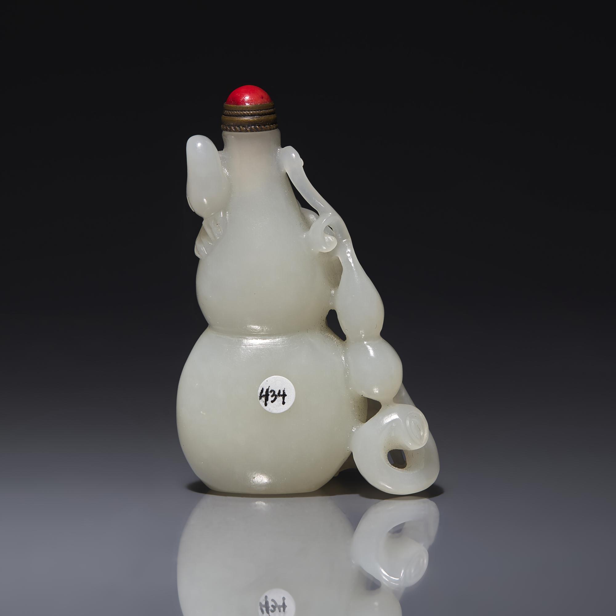 A Chinese White Jade 'Gourds' Snuff Bottle 白玉葫蘆式鼻烟壺