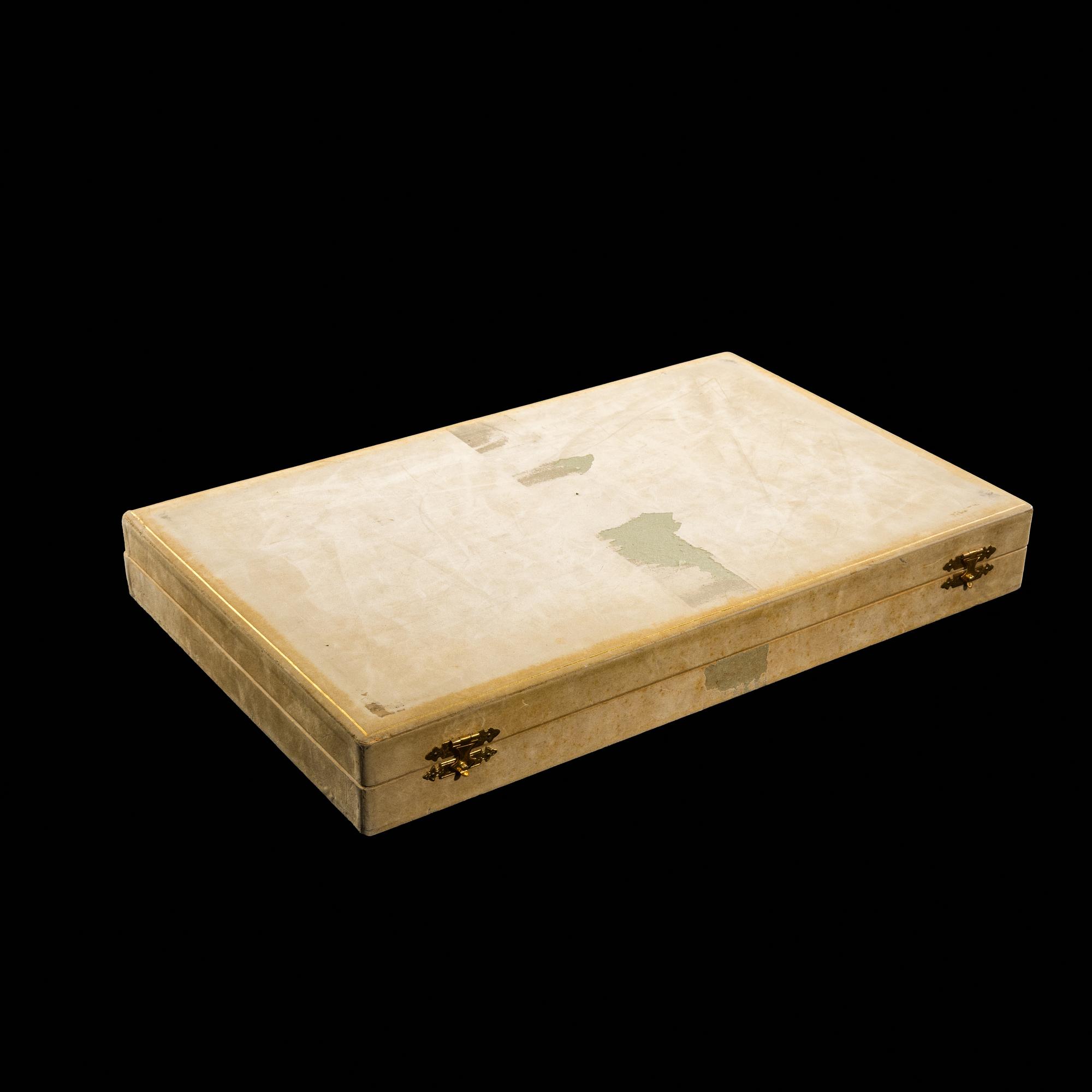Nine Chinese Snuff Bottles, 19th-Early 20th Century — 晚清-民國 各式鼻烟壺一組九只