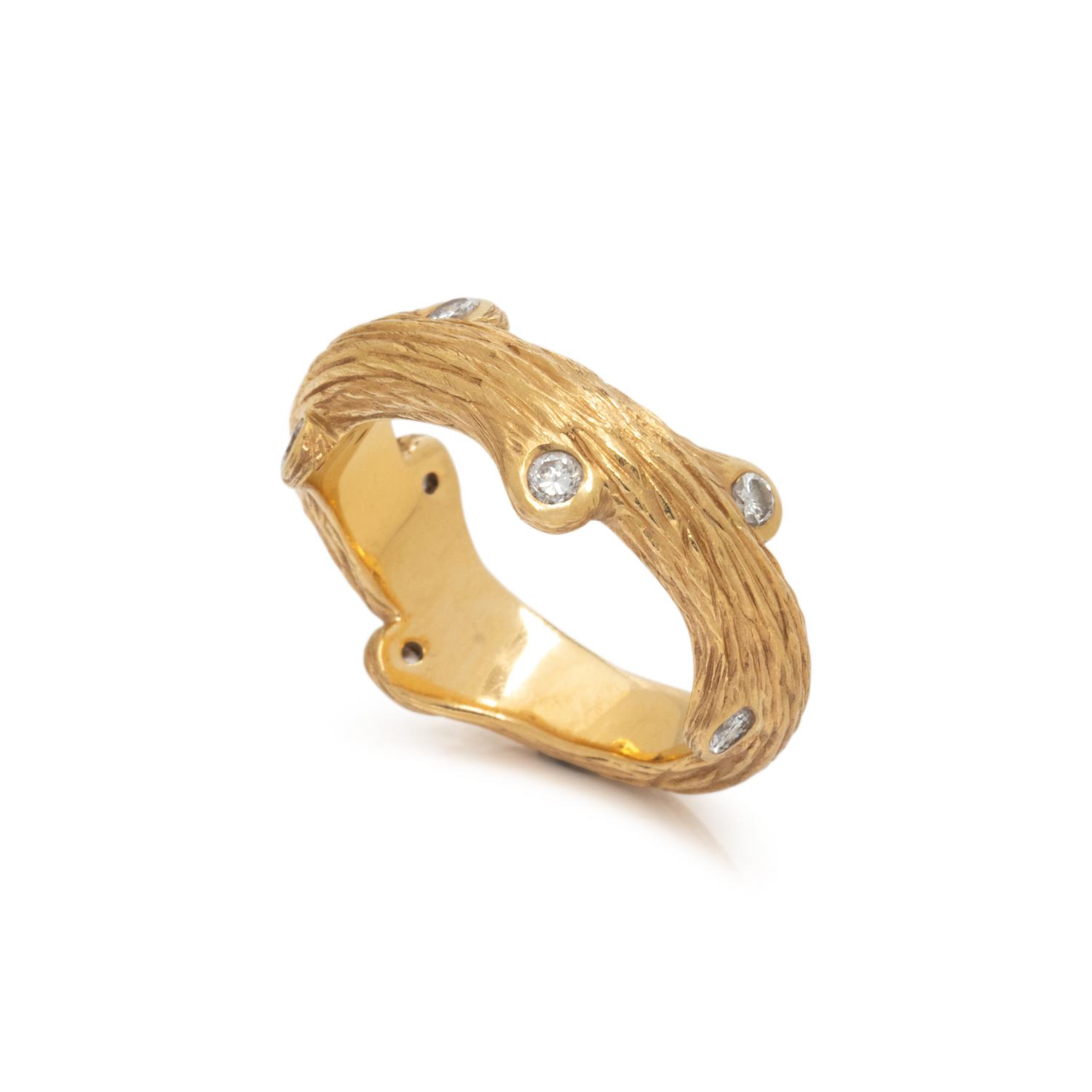 YELLOW GOLD AND DIAMOND RING