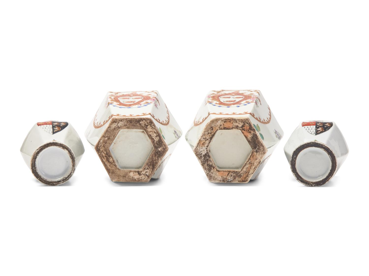 Two Pairs of Samson Style Armorial Porcelain Vases, 19th/20th Century 晚清-近代 外銷徽章瓷瓶兩對