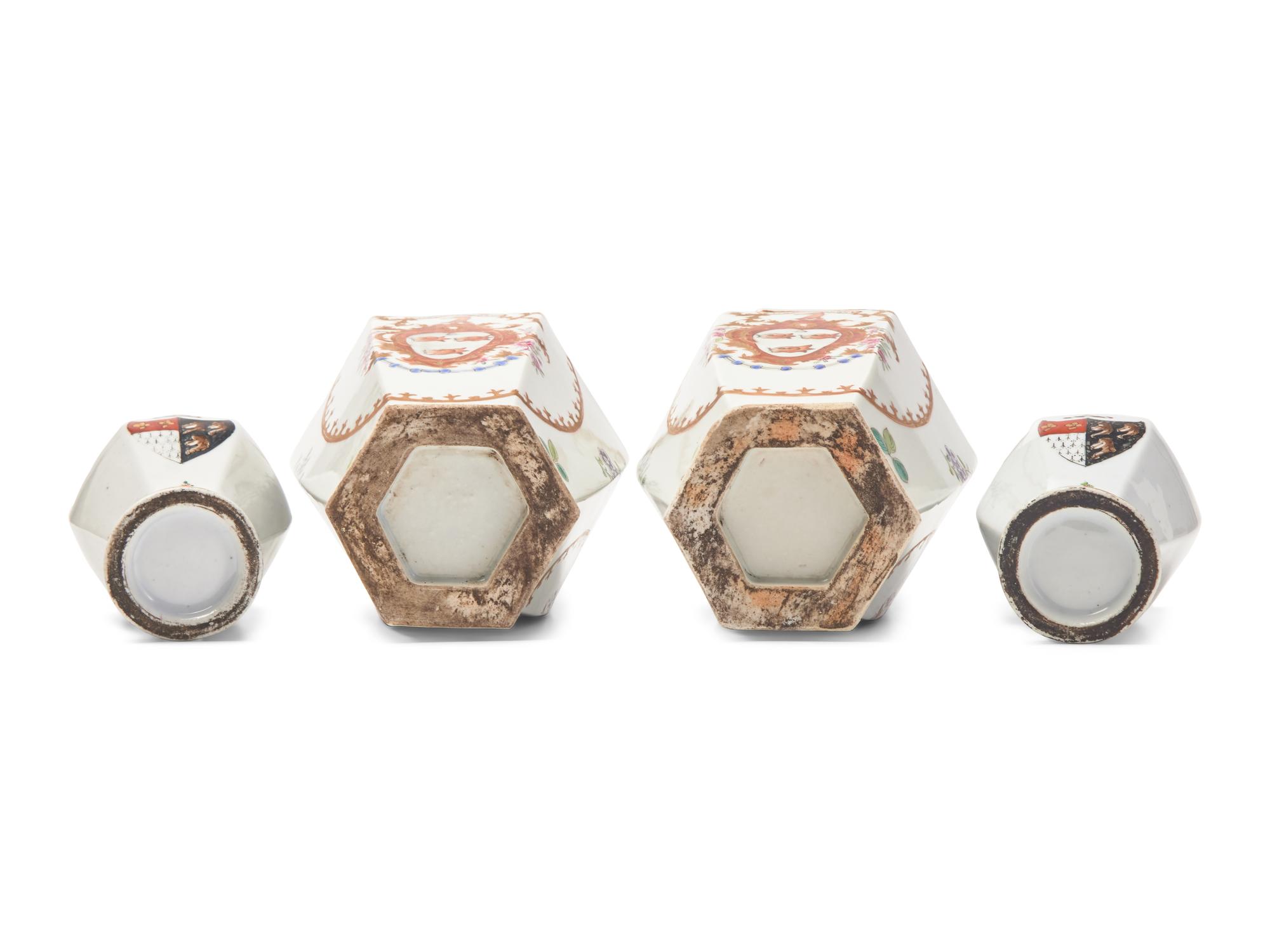 Two Pairs of Samson Style Armorial Porcelain Vases, 19th/20th Century 晚清-近代 外銷徽章瓷瓶兩對