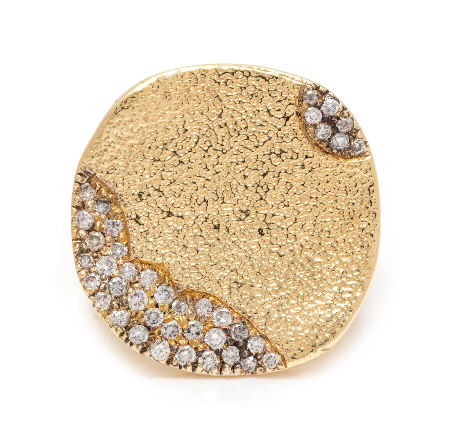 An 18 Karat Yellow Gold and Diamond Ring, 18.40 dwts.