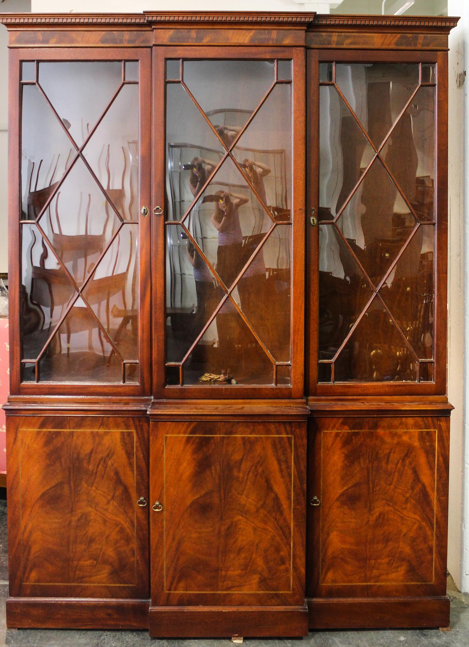 A Georgian Style Mahogany Breakfront Bookcase Height 79 1/2 x width 59 1/2 x depth 14 1/4 inches. — 20TH CENTURY