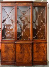 A Georgian Style Mahogany Breakfront Bookcase Height 79 1/2 x width 59 1/2 x depth 14 1/4 inches. — 20TH CENTURY