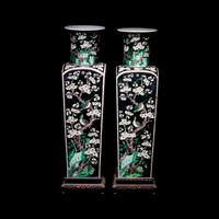 A Pair of Chinese Famille Noire Porcelain Square Vases, 19th Century 清晚期 墨地素三彩喜上眉梢圖方瓶一對