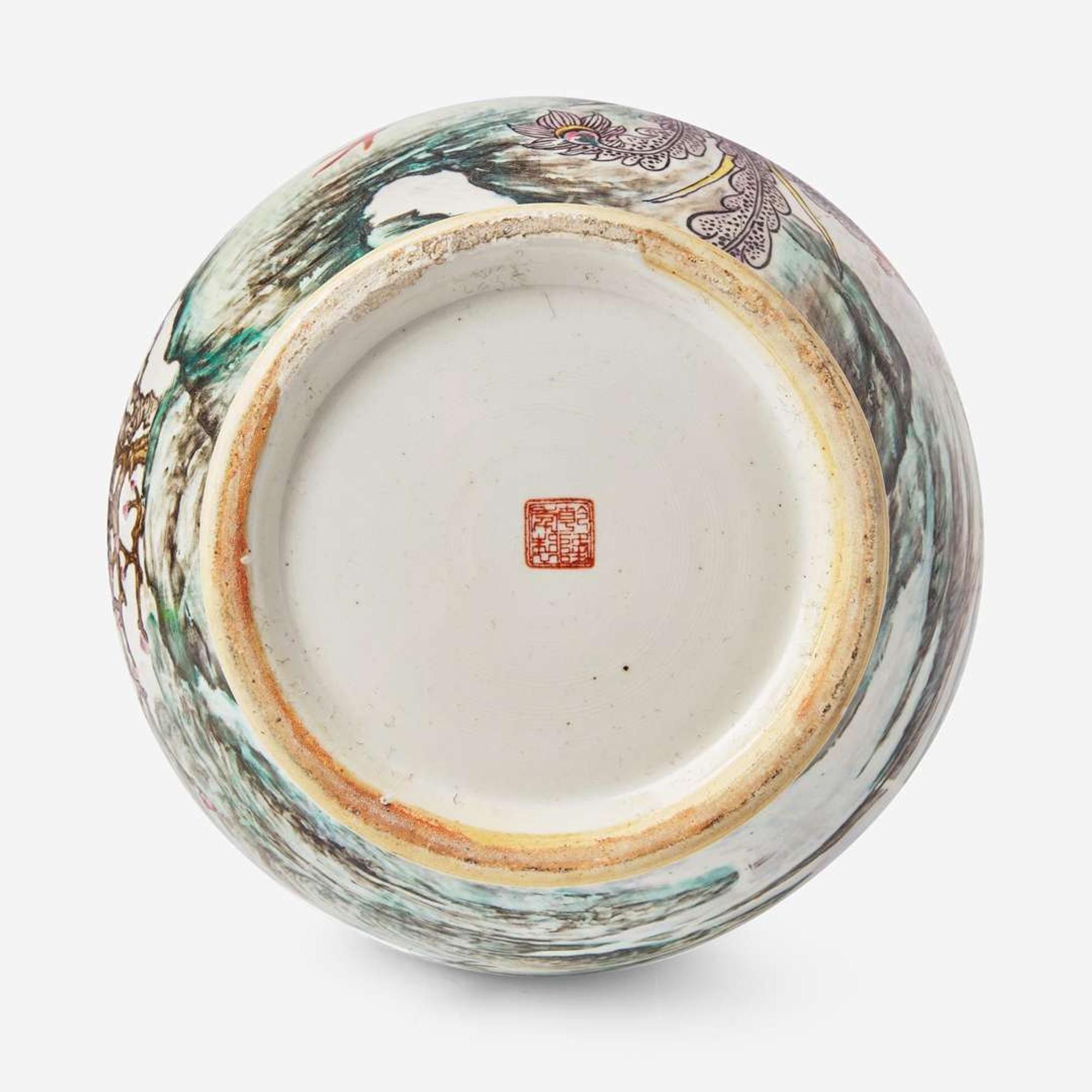 A large Chinese famille rose-decorated vase 粉彩大瓶 Late 20th century ?????
