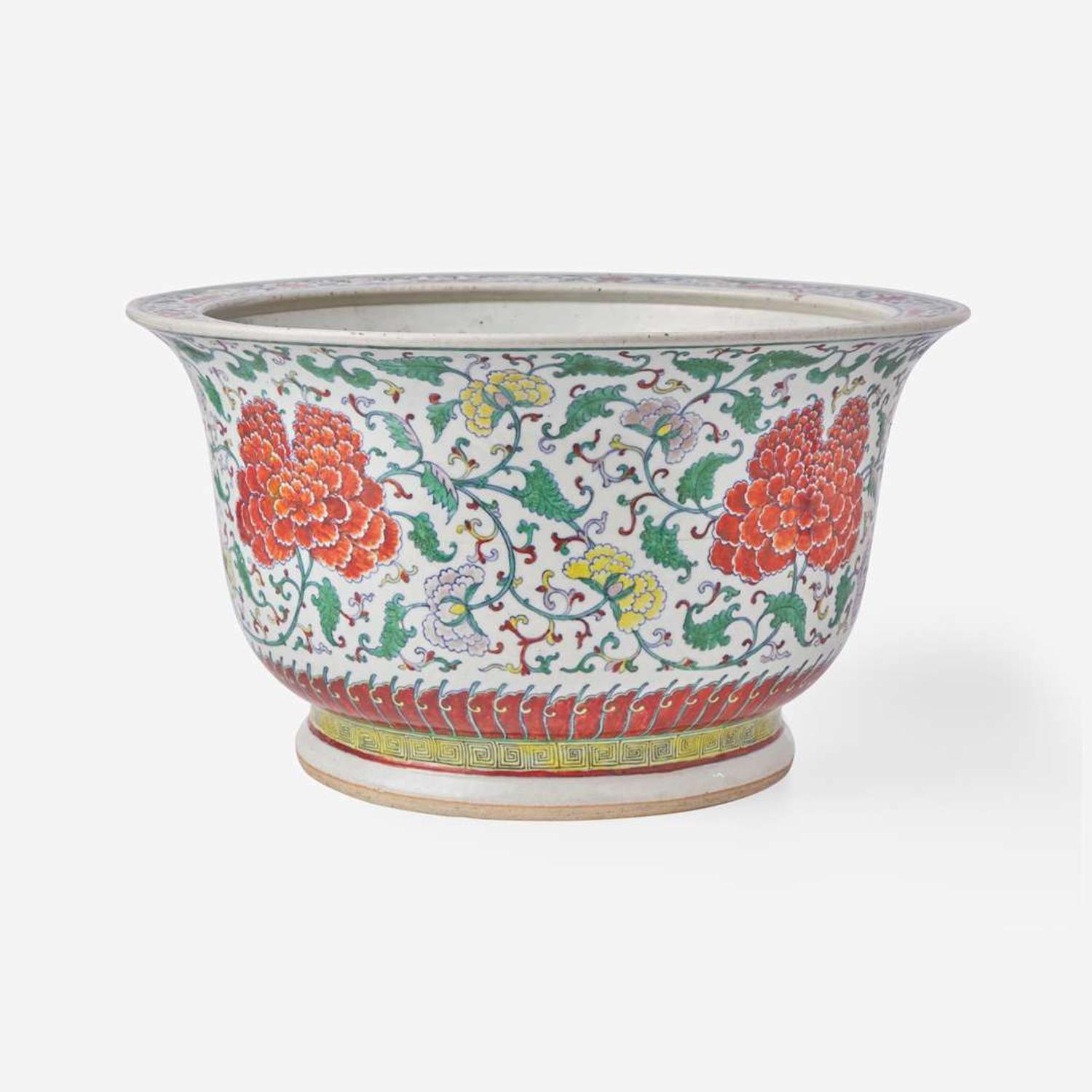 A large Chinese doucai-decorated jardinière 鬥彩大花盆 18th/19th century ???????