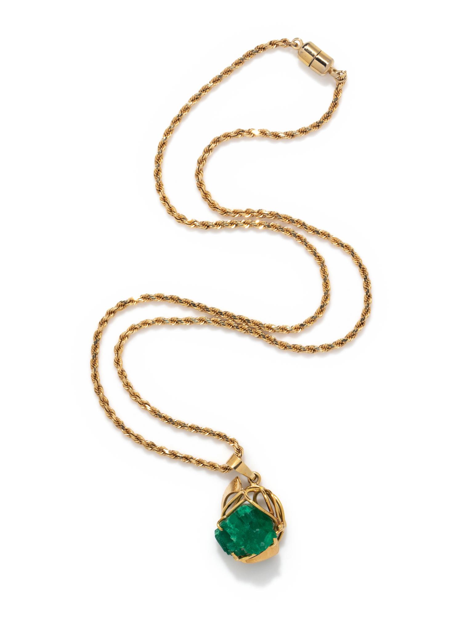YELLOW GOLD AND EMERALD PENDANT NECKLACE